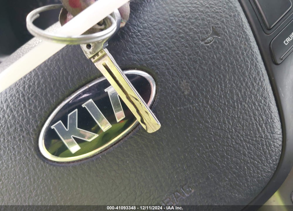 2015 KIA SORENTO LX VIN: 5XYKT4A67FG581624