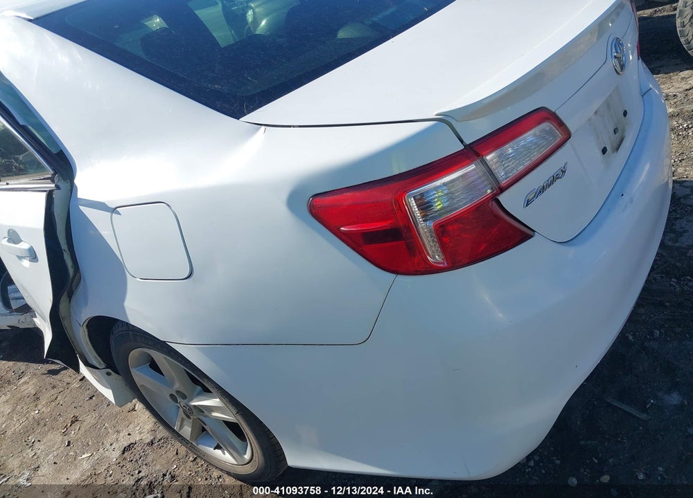 2014 TOYOTA CAMRY SE VIN: 4T1BF1FK2EU775885