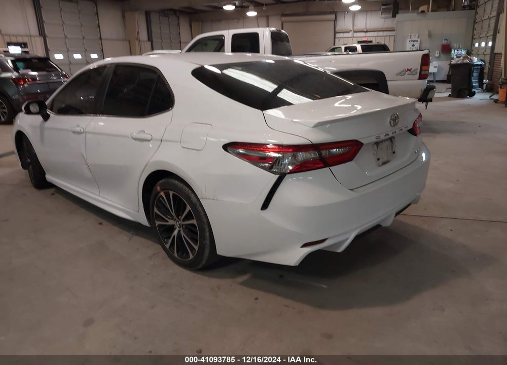 2018 TOYOTA CAMRY SE VIN: 4T1B11HK0JU567266