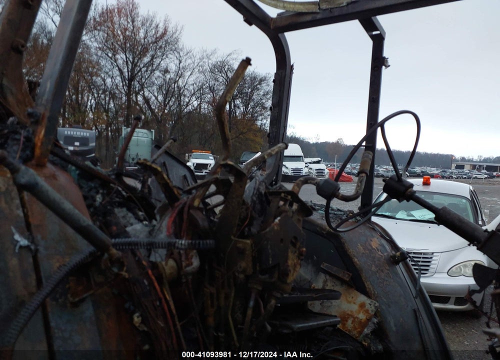 1993 JOHN DEERE TRACTOR VIN: L06400H102868