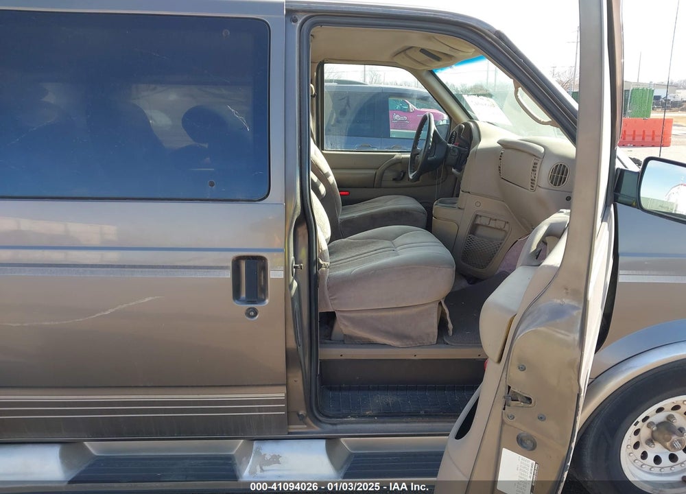 1999 CHEVROLET ASTRO UPFITTER PKG. VIN: 1GBDM19W7XB117497