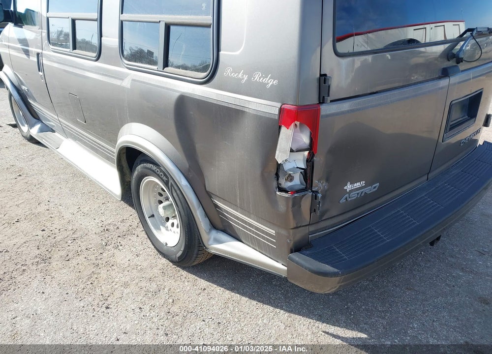 1999 CHEVROLET ASTRO UPFITTER PKG. VIN: 1GBDM19W7XB117497