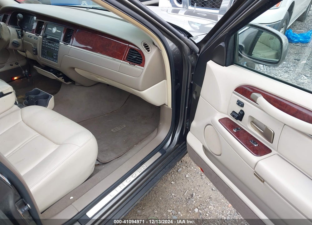2004 LINCOLN TOWN CAR ULTIMATE VIN: 1LNHM83W24Y606571