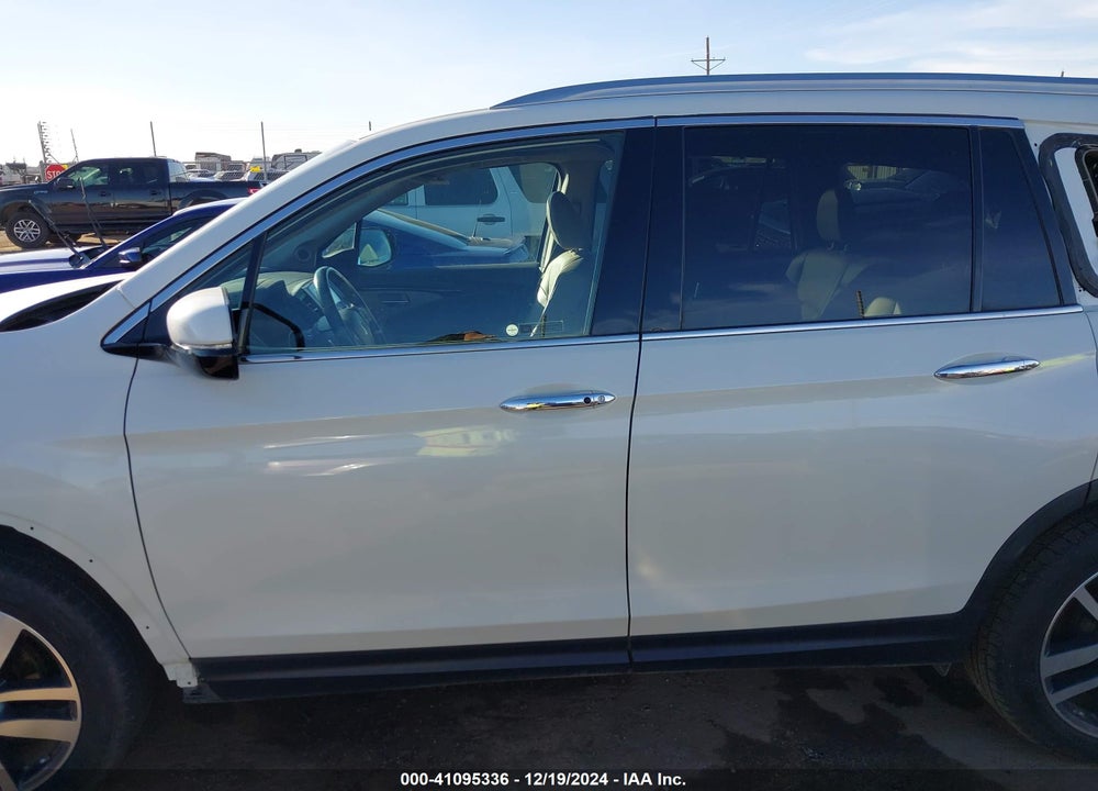 2017 HONDA PILOT TOURING VIN: 5FNYF6H93HB056387