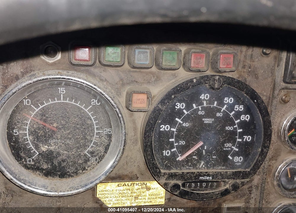 1993 KENWORTH CONSTRUCTION T800 VIN: 1XKDD69X0PS596867