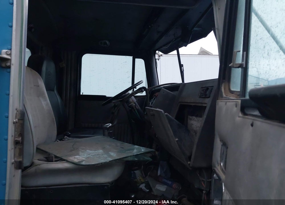 1993 KENWORTH CONSTRUCTION T800 VIN: 1XKDD69X0PS596867