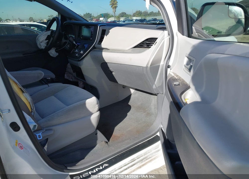 2019 TOYOTA SIENNA LE 8 PASSENGER VIN: 5TDKZ3DC1KS986935