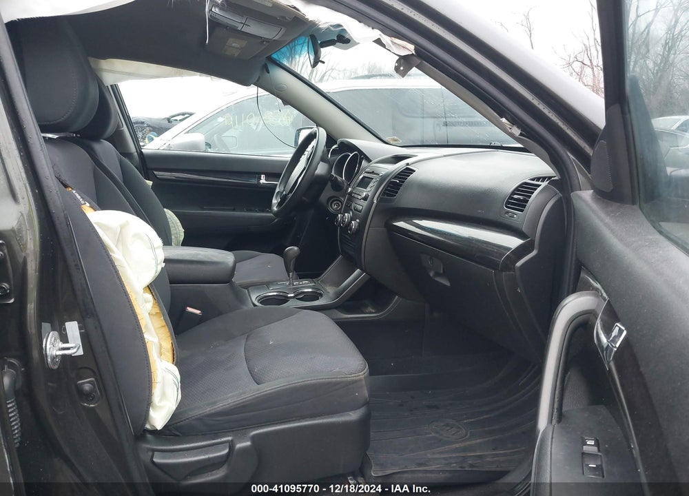 2011 KIA SORENTO LX V6 VIN: 5XYKTDA29BG150404
