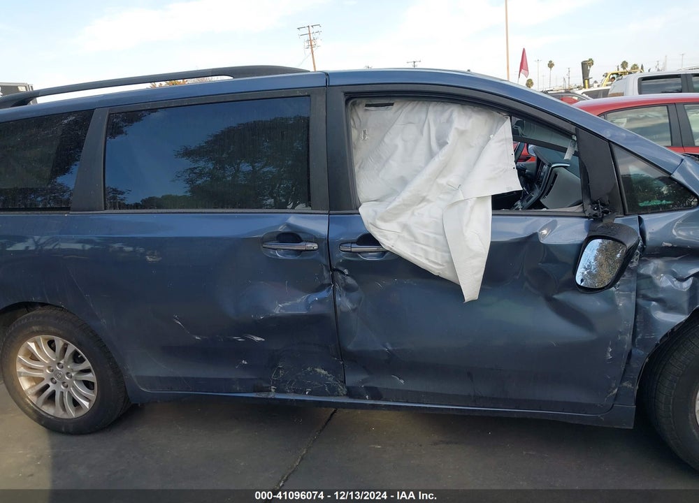 2016 TOYOTA SIENNA XLE PREMIUM 8 PASSENGER VIN: 5TDYK3DC4GS722405