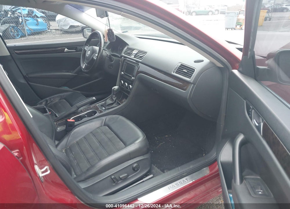 2015 VOLKSWAGEN PASSAT VIN: 1VWCV7A37FC106000