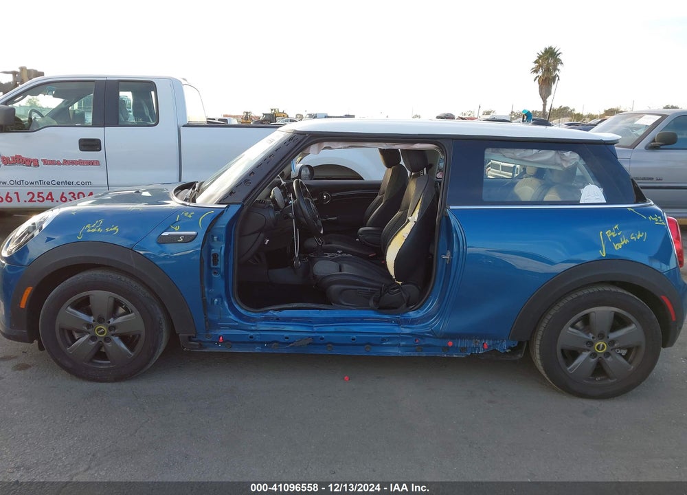2023 MINI SE HARDTOP COOPER VIN: WMW13DJ06P2T32442