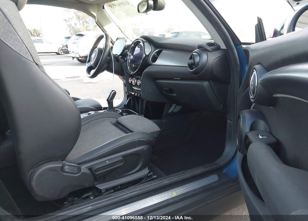 2023 MINI SE HARDTOP COOPER VIN: WMW13DJ06P2T32442