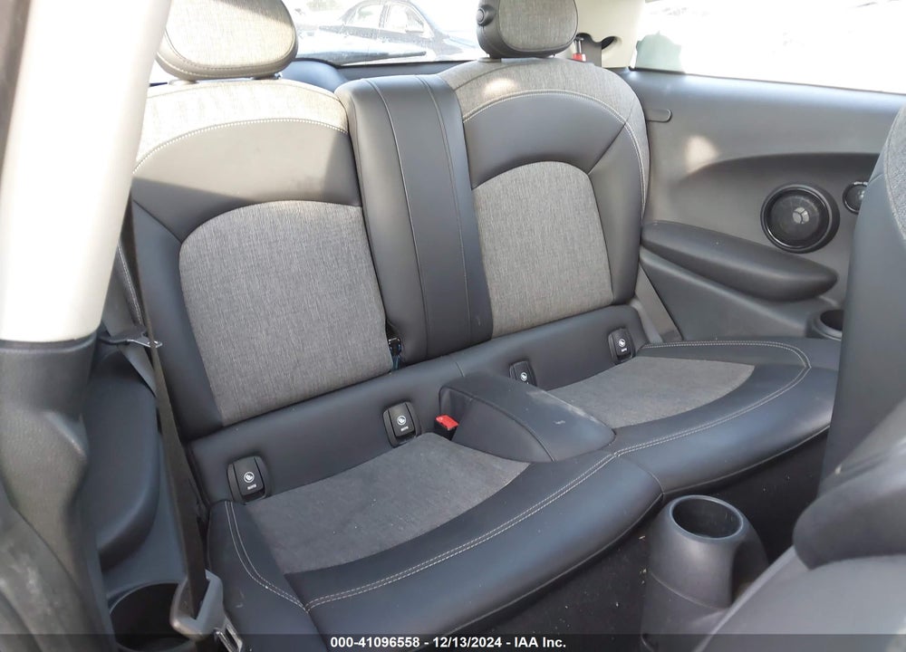 2023 MINI SE HARDTOP COOPER VIN: WMW13DJ06P2T32442