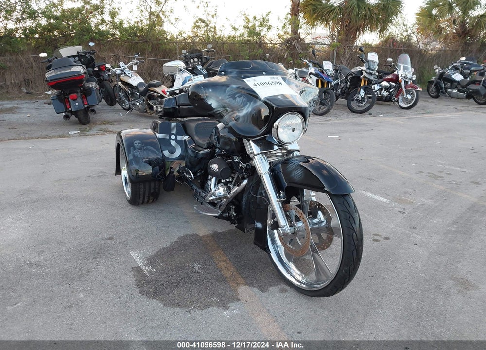 2011 HARLEY-DAVIDSON FLHTCUTG VIN: 1HD1MAM18BB850451