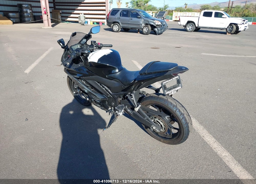 2023 YAMAHA YZFR3 A VIN: MH3RH18Y7PK010203