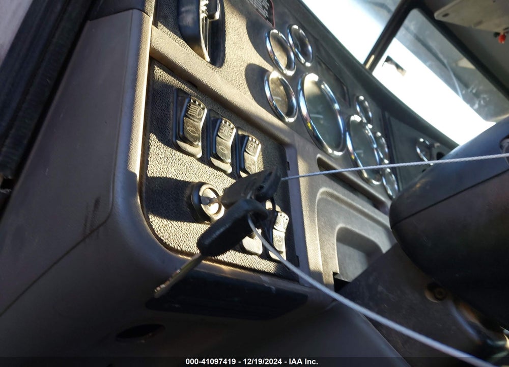 2015 PETERBILT 389 VIN: 1XPXD79X4FD269114