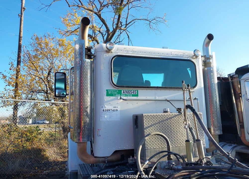2015 PETERBILT 389 VIN: 1XPXD79X4FD269114