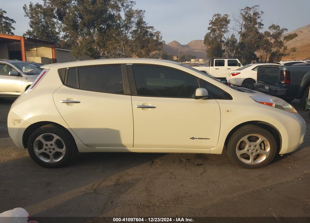 2011 NISSAN LEAF SL VIN: JN1AZ0CP8BT006992