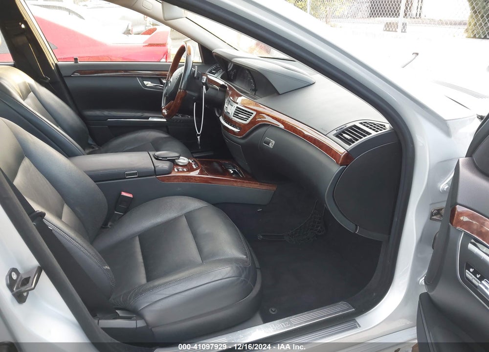 2010 MERCEDES-BENZ S 550 VIN: WDDNG7BB8AA332181