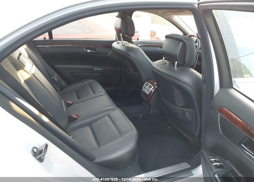 2010 MERCEDES-BENZ S 550 VIN: WDDNG7BB8AA332181