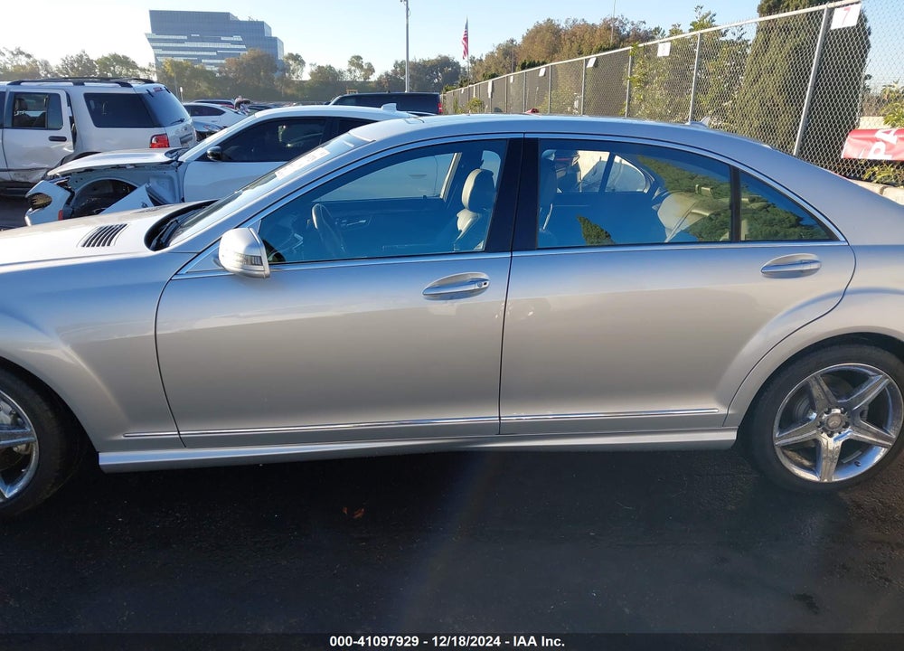 2010 MERCEDES-BENZ S 550 VIN: WDDNG7BB8AA332181