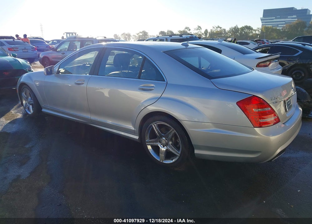 2010 MERCEDES-BENZ S 550 VIN: WDDNG7BB8AA332181