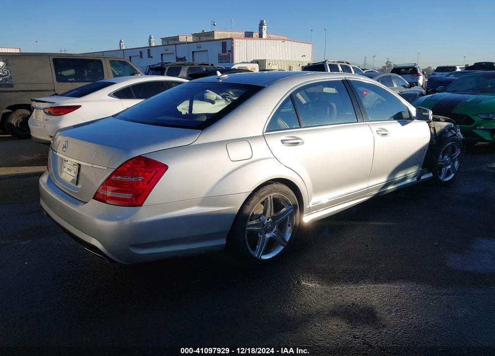 2010 MERCEDES-BENZ S 550 VIN: WDDNG7BB8AA332181