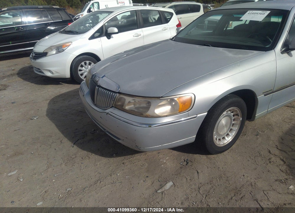 2000 LINCOLN TOWN CAR EXECUTIVE VIN: 1LNHM81W5YY880355
