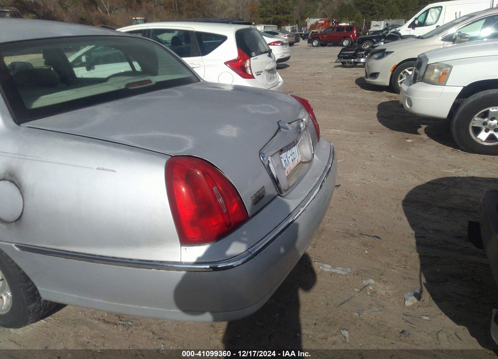 2000 LINCOLN TOWN CAR EXECUTIVE VIN: 1LNHM81W5YY880355