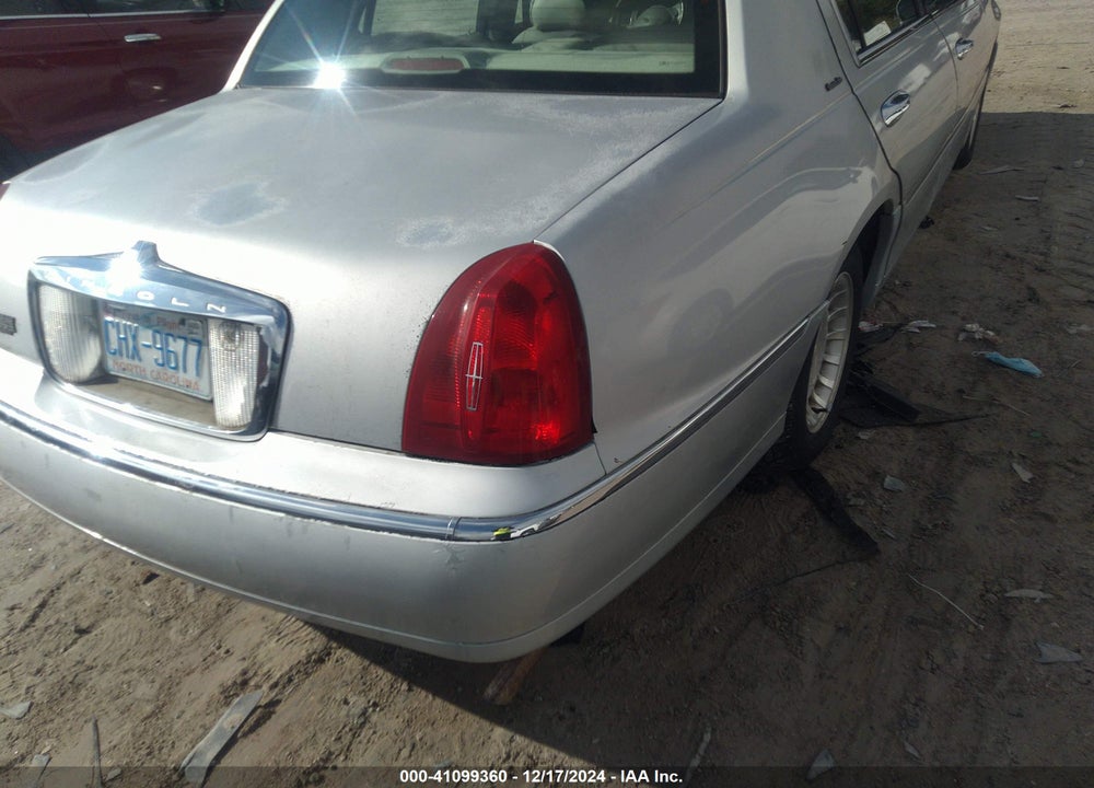 2000 LINCOLN TOWN CAR EXECUTIVE VIN: 1LNHM81W5YY880355