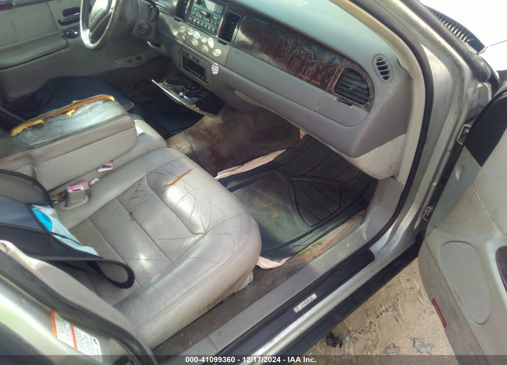 2000 LINCOLN TOWN CAR EXECUTIVE VIN: 1LNHM81W5YY880355
