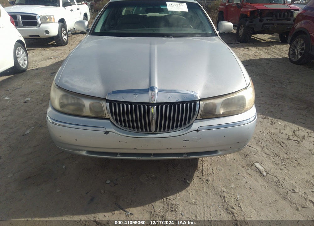 2000 LINCOLN TOWN CAR EXECUTIVE VIN: 1LNHM81W5YY880355