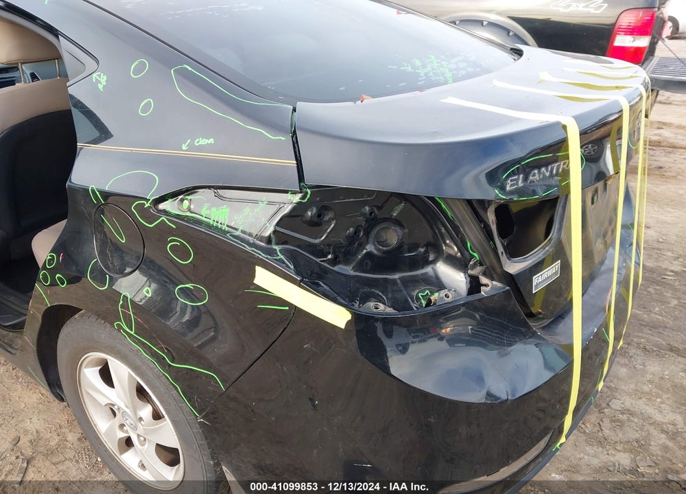2014 HYUNDAI ELANTRA VIN: KMHDH4AE5EU084033