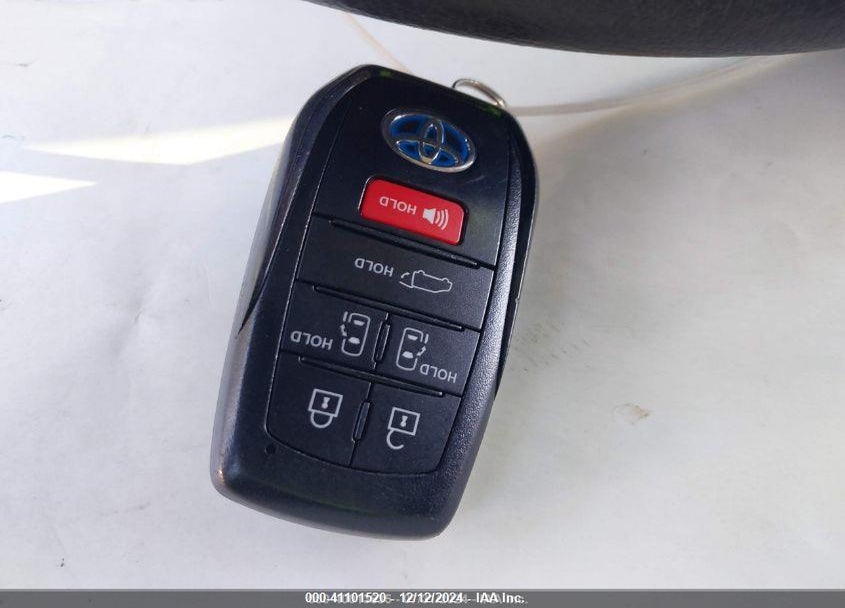 2024 TOYOTA SIENNA XLE VIN: 5TDJRKEC5RS185018