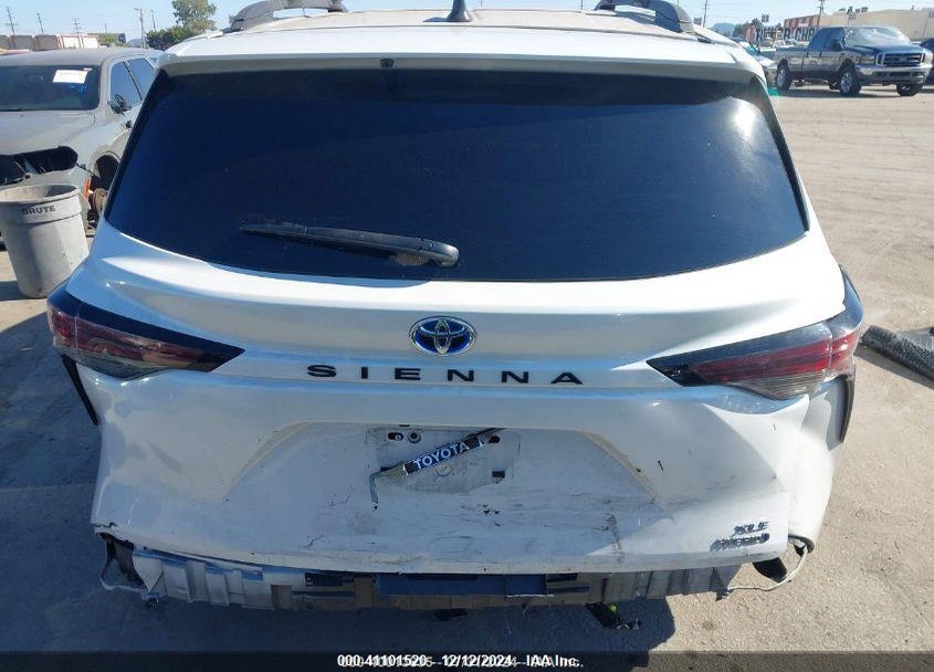 2024 TOYOTA SIENNA XLE VIN: 5TDJRKEC5RS185018