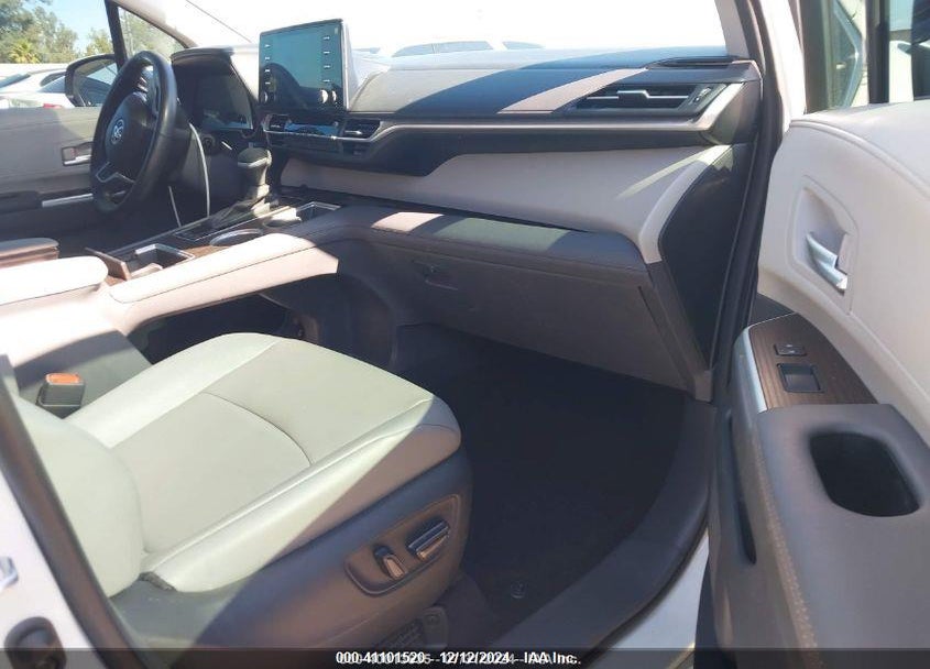 2024 TOYOTA SIENNA XLE VIN: 5TDJRKEC5RS185018