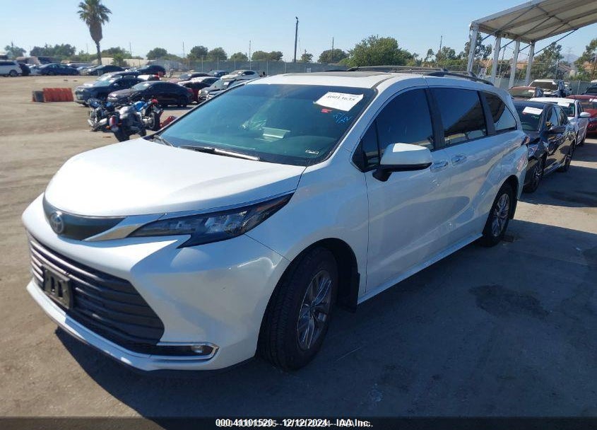 2024 TOYOTA SIENNA XLE VIN: 5TDJRKEC5RS185018