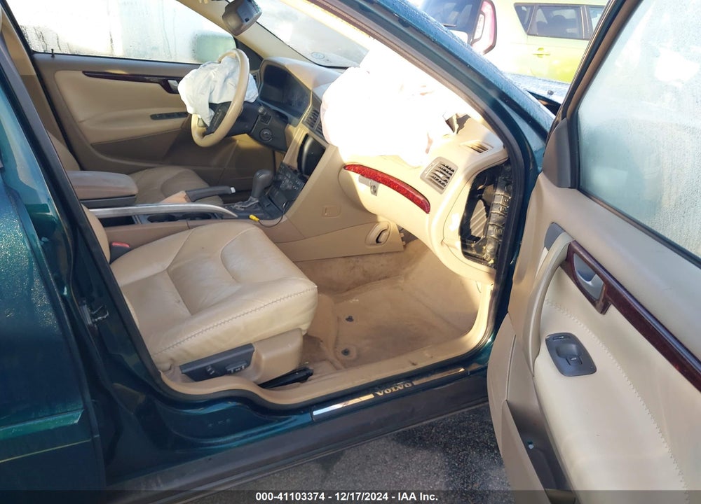 2002 VOLVO V70 XC VIN: YV1SZ58D621075943