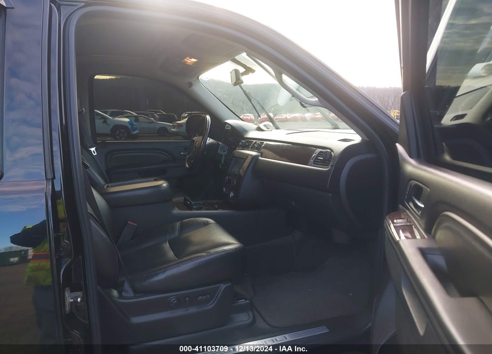 2011 GMC YUKON DENALI VIN: 1GKS2EEF8BR252837