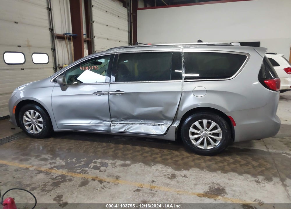 2019 CHRYSLER PACIFICA TOURING L VIN: 2C4RC1BG3KR550235