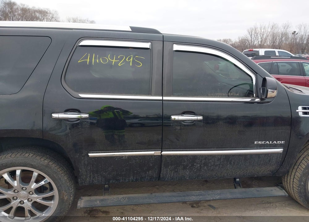 2011 CADILLAC ESCALADE VIN: 1GYS4AEF5BR271967