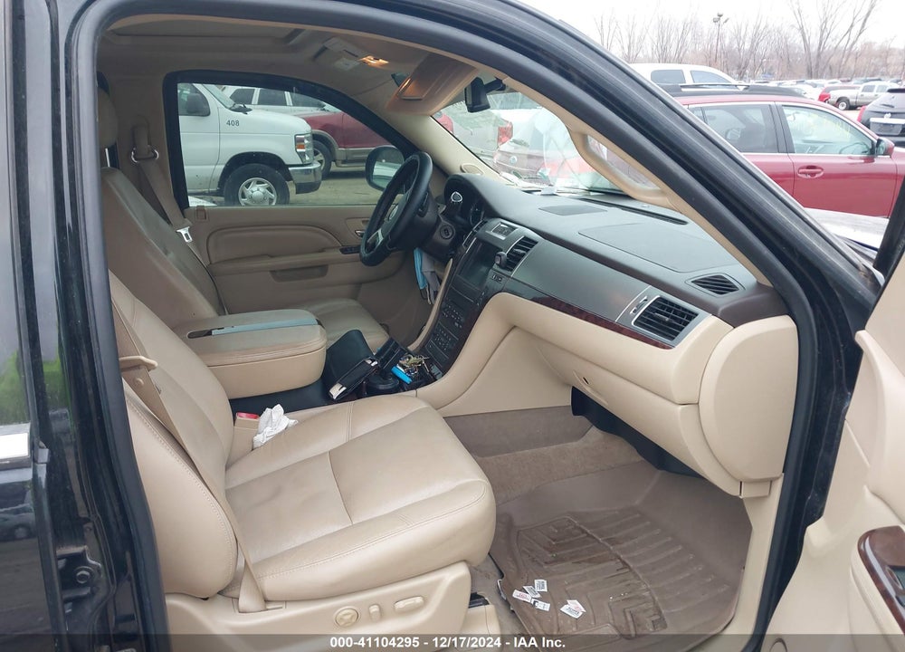 2011 CADILLAC ESCALADE VIN: 1GYS4AEF5BR271967
