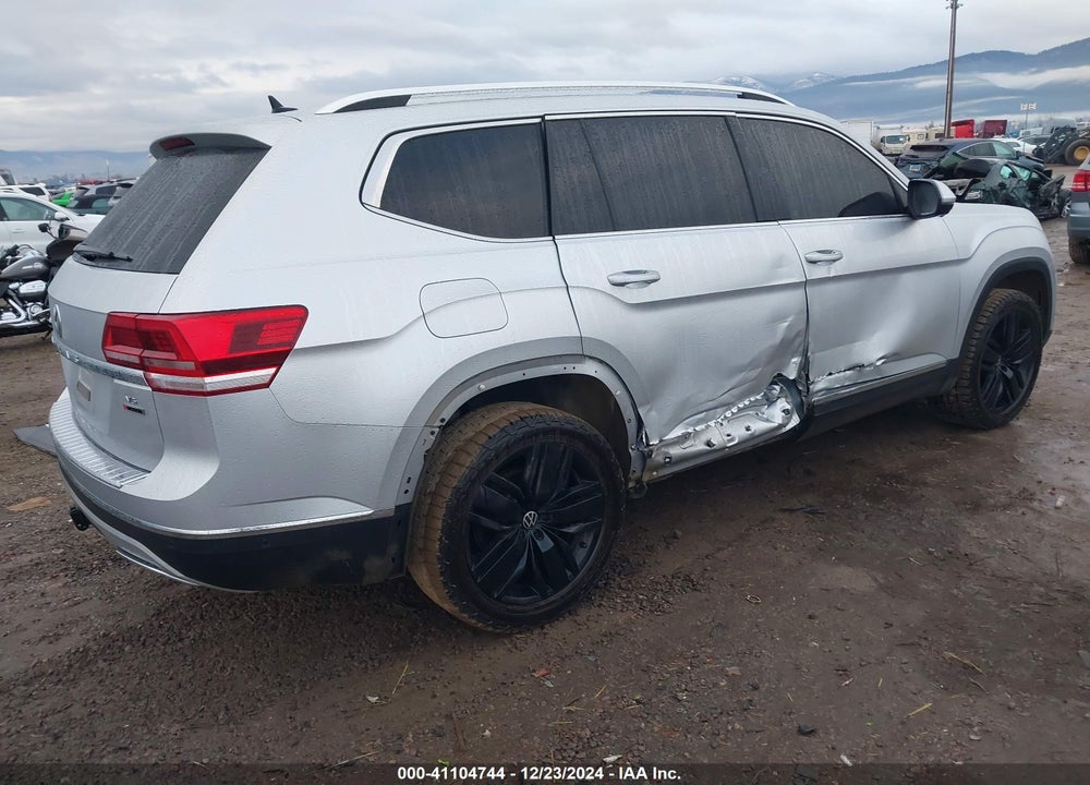 2018 VOLKSWAGEN ATLAS VIN: 1V2NR2CA8JC575425