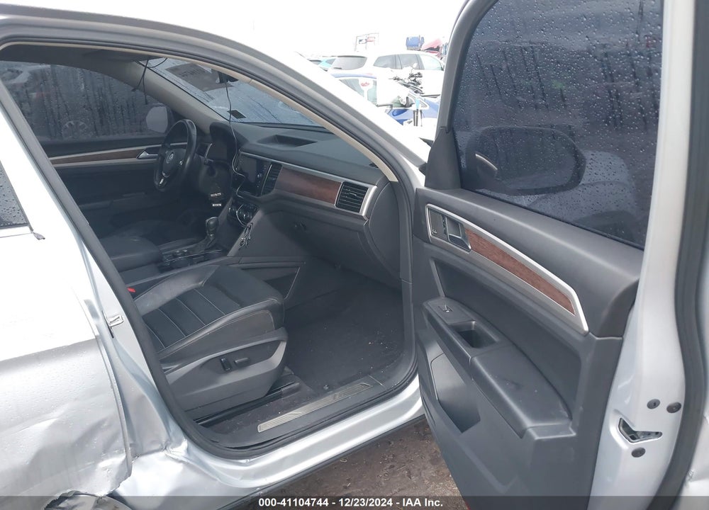 2018 VOLKSWAGEN ATLAS VIN: 1V2NR2CA8JC575425