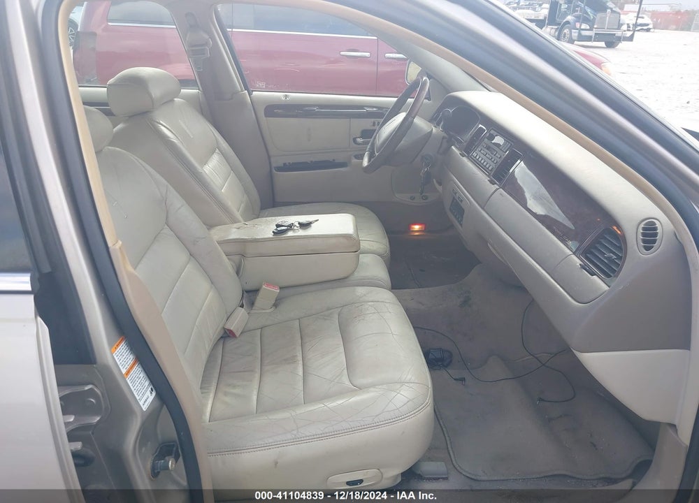 2001 LINCOLN TOWN CAR SIGNATURE VIN: 1LNHM82W61Y650540