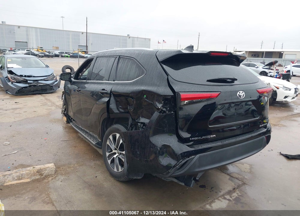 2022 TOYOTA HIGHLANDER XLE VIN: 5TDGZRBH5NS568227
