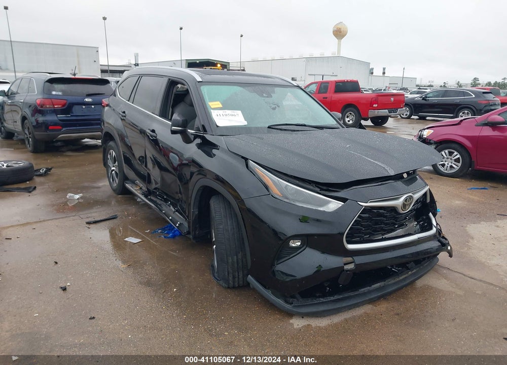 2022 TOYOTA HIGHLANDER XLE VIN: 5TDGZRBH5NS568227