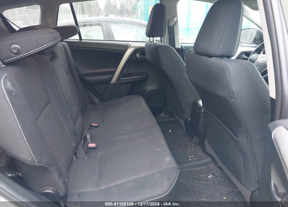 2018 TOYOTA RAV4 ADVENTURE/XLE VIN: 2T3RFREV2JW699174