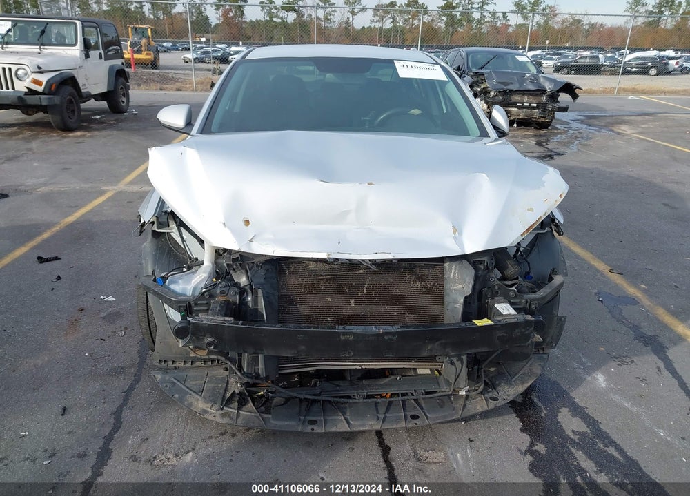 2018 HYUNDAI ELANTRA SE VIN: KMHD74LF1JU611584