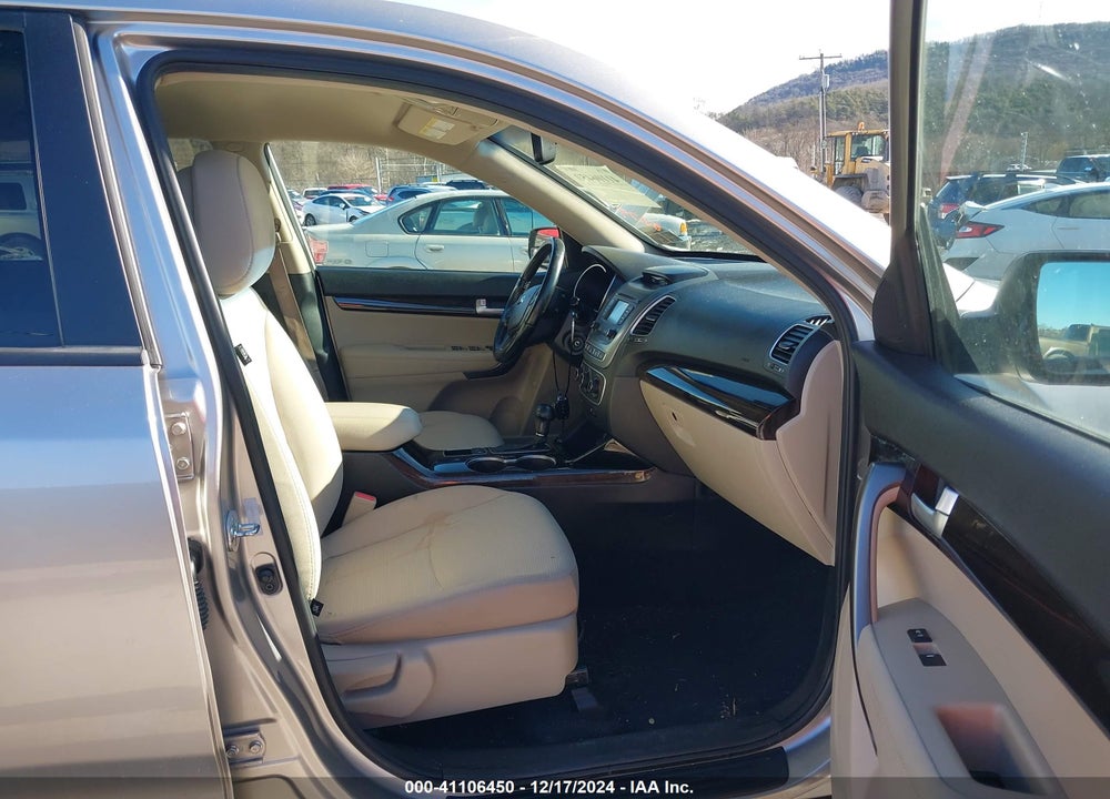 2014 KIA SORENTO LX VIN: 5XYKT3A69EG538279